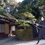 師走恒例の「すすはらい」 伊賀市の忍者屋敷で