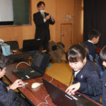 出前授業でプログラミング体験 名張・桔梗南小