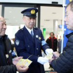 年末年始のテロ防ごう 競艇場外券売場で啓発 名張
