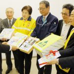新1年生健やかに育って 6団体が交通安全グッズ 名張