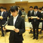 伊賀市役所の辞令交付式 新規採用40人