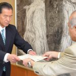 5選の亀井氏に当選証書 名張市長選