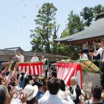 子どもたち大きな歓声 名張市の鹿島宮で餅まき
