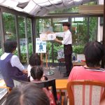 ケーキ屋さんで絵本の読み聞かせ会 初日は親子連れら10人 名張市