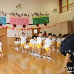 地元国体ソングに合わせダンス 伊賀市の幼稚園児