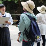 名張高生徒が観光アンケートを実施 赤目四十八滝
