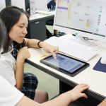 名張青峰高生が小学生にプログラミング授業 教育センター事業で