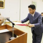 新市議に証書授与 名張市
