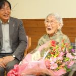 伊賀市最高齢者の西澤さん108歳 市長「唯一の明治生まれ」と祝う