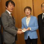 児童書購入費を寄付 伊賀市の小川モータース