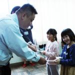 直定規を小学校に贈呈 計量記念日 名張錦生赤目小で