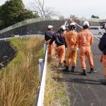 斜面への転落者引き上げる救助訓練 名張市