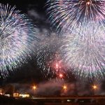 澄んだ秋の夜空に2500発 名張川花火大会