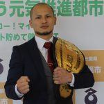 総合格闘技で王者に 名張市長にベルト披露 NavEさん