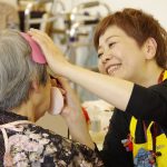 化粧で女性たちニッコリ 名張市の有料老人ホームで