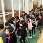 統合新校舎の見学会 両校児童が交流 伊賀市の長田・新居小
