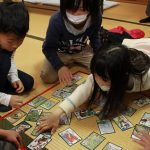 「ふるさとカルタ」で小学生ら交流 伊賀・猪田地区