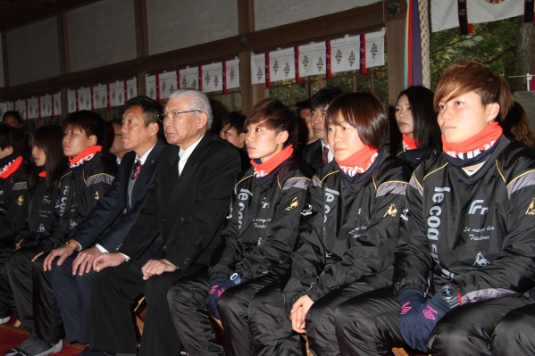 くノ一が必勝祈願　今季は1部で挑戦　タイトル獲得目指す