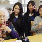 高齢者に手作り巾着プレゼント 名張高生