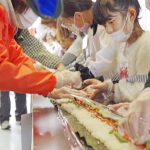 長い巻きずし作り 記録更新 名張・百合小こどもクラブ