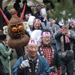 大餅など手に勇壮な練り込み 伊賀・観菩提寺正月堂「修正会」