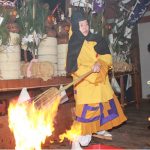 火の粉や水飛び交う結願法要 伊賀・観菩提寺正月堂「修正会」