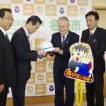 JAが名張市にヘルメットや看板など寄贈