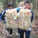たいまつ肩に峠越え 名張から東大寺へ調進行事