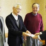 美術作家協会が10万円寄付 小学校の図書購入費に 名張市