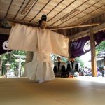 例祭で能奉納 伊賀市の真木山神社で