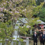 「花垣の八重桜」前に観桜会 伊賀市予野で