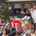 令和初の餅まきに300人 名張・鹿島宮の例大祭
