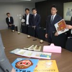 地元図書館に本寄贈 豊国工業が私募債で 伊賀市