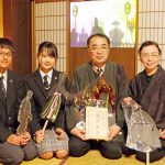 新作影絵 赤目滝や能楽紹介 角田さん夫妻と高校生ら