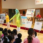 音楽やパネルで交通ルール学ぶ 名張市のこども園で