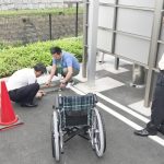 配慮なき出入り口変更 駐車ブロック 車いすの妨げに 伊賀市役所の喫煙所