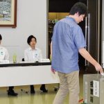 10代の学生が立会人に 名張市の期日前投票