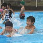 オープン前に園児招待 サンピア伊賀のプール