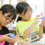 児童が光る泥だんご作りに挑戦 伊賀市