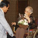 名張市最高齢者の深山さん105歳 市長が祝い品贈呈