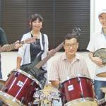 力合わせ精力的に演奏 4人組「おじさんパワーバンド」