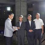 照明3台を市に寄贈 名張桔梗丘高同窓会