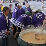 名物の大鍋や餅に行列 伊賀市で「けんずいまつり」