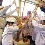 児童が餅つき 地域ぐるみで育てた米で 名張の箕曲小