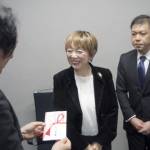 児童書購入費を寄付 伊賀市の小川モータース