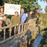 近江の水路に30年ぶり蛍 名張「矢川環境保全会」との交流が生む