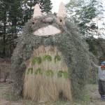 高さ4メートル 伊賀市の畑に「トトロ」制作