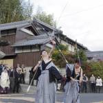 寒空に弓引き「若子祭」 名張市滝之原