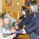 お年寄りに巾着贈る 名張高生が手作り