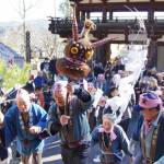 「エットー」の掛け声で練り込む 正月堂の修正会 伊賀市島ヶ原で